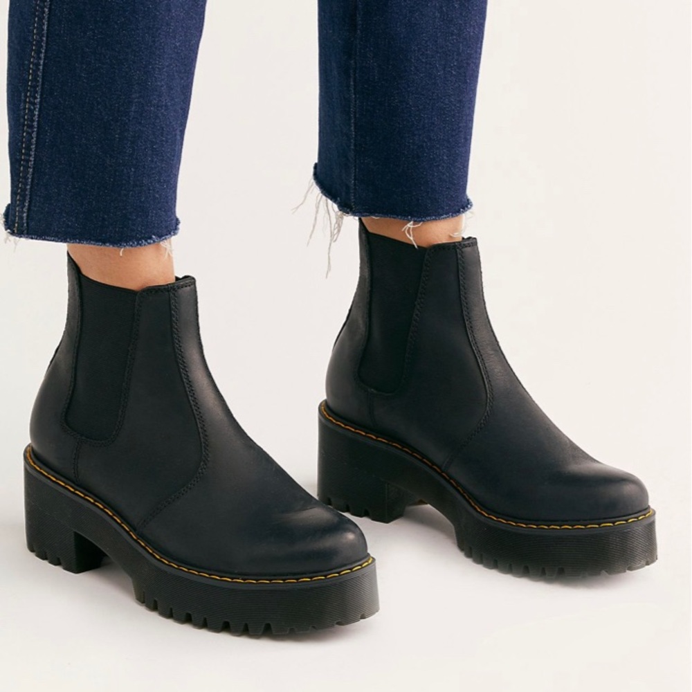 Really cute Dr marten barely worn chelsea boots